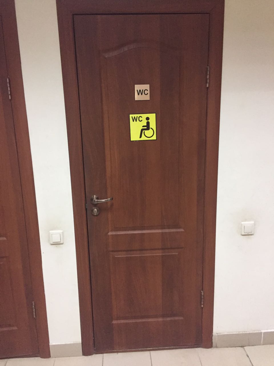 дверь в туалет