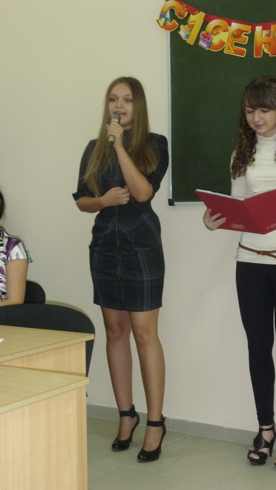 студентка первого курса Ткач Виолетта поёт песню о Чудо колледже.jpg