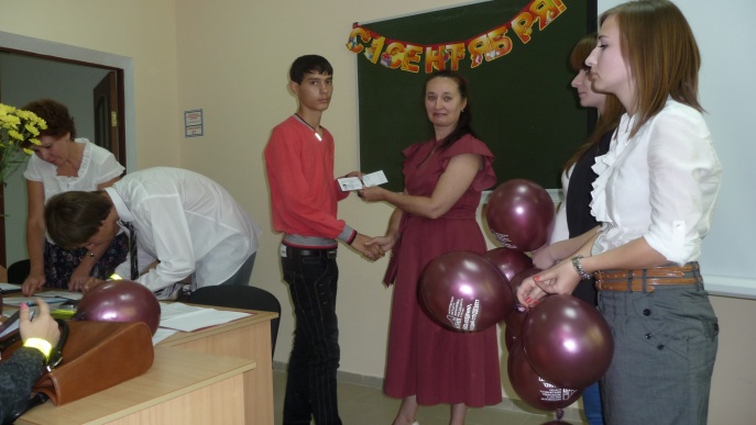 Первокурсник Карайман Кирилл получает студенческий билет из рук рдиректора колледжа.JPG